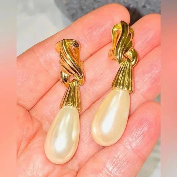 🎀Vintage style Faux  Pearls clips earrings 🎀 - Picture 3 of 7